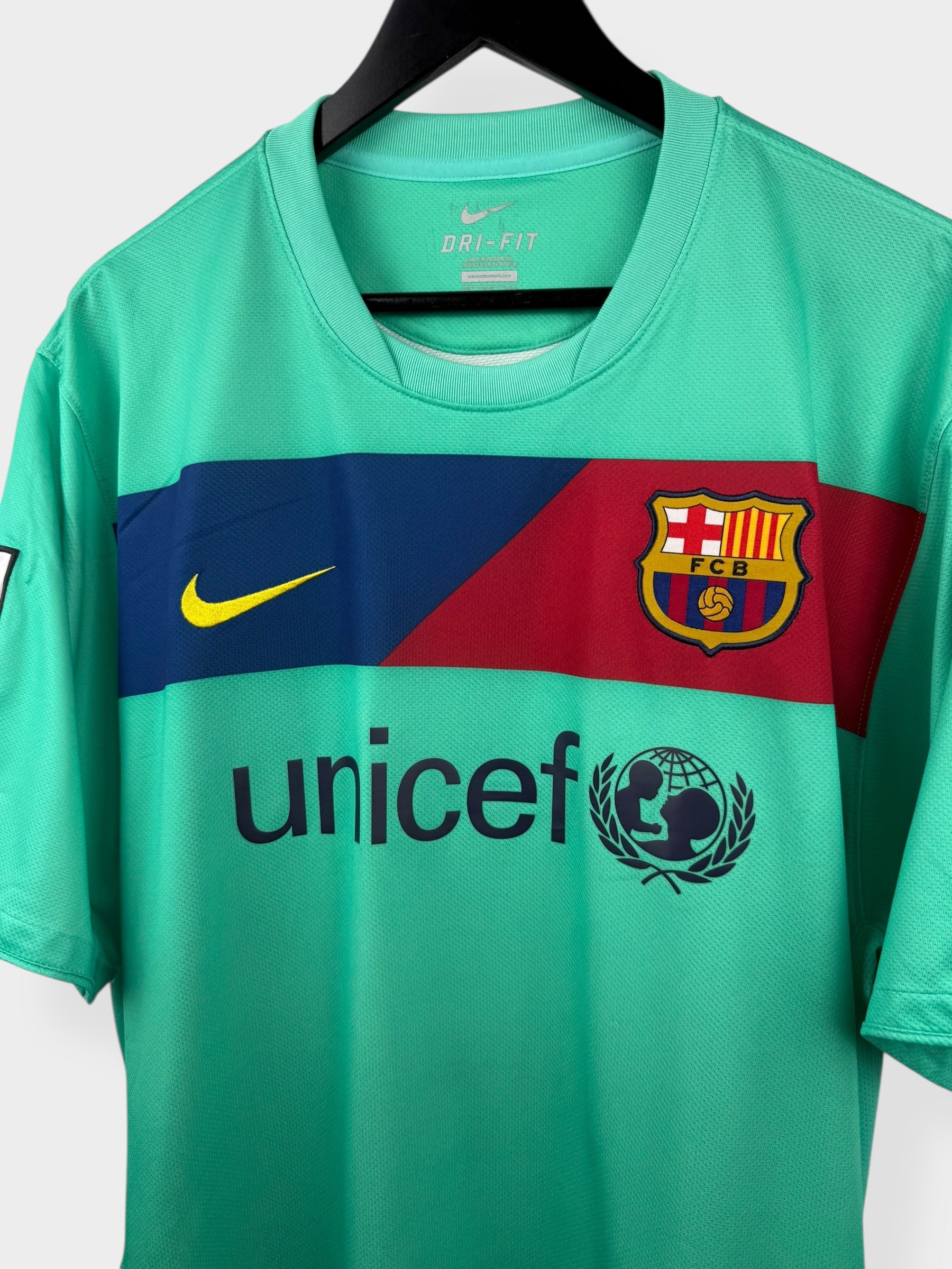 2010-11 BARCELONA AWAY SHIRT INIESTA #8 XXL