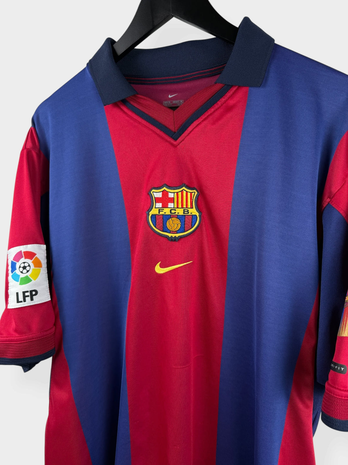 2000-01 BARCELONA HOME SHIRT KLUIVERT #9 XL - Authentic Football Club