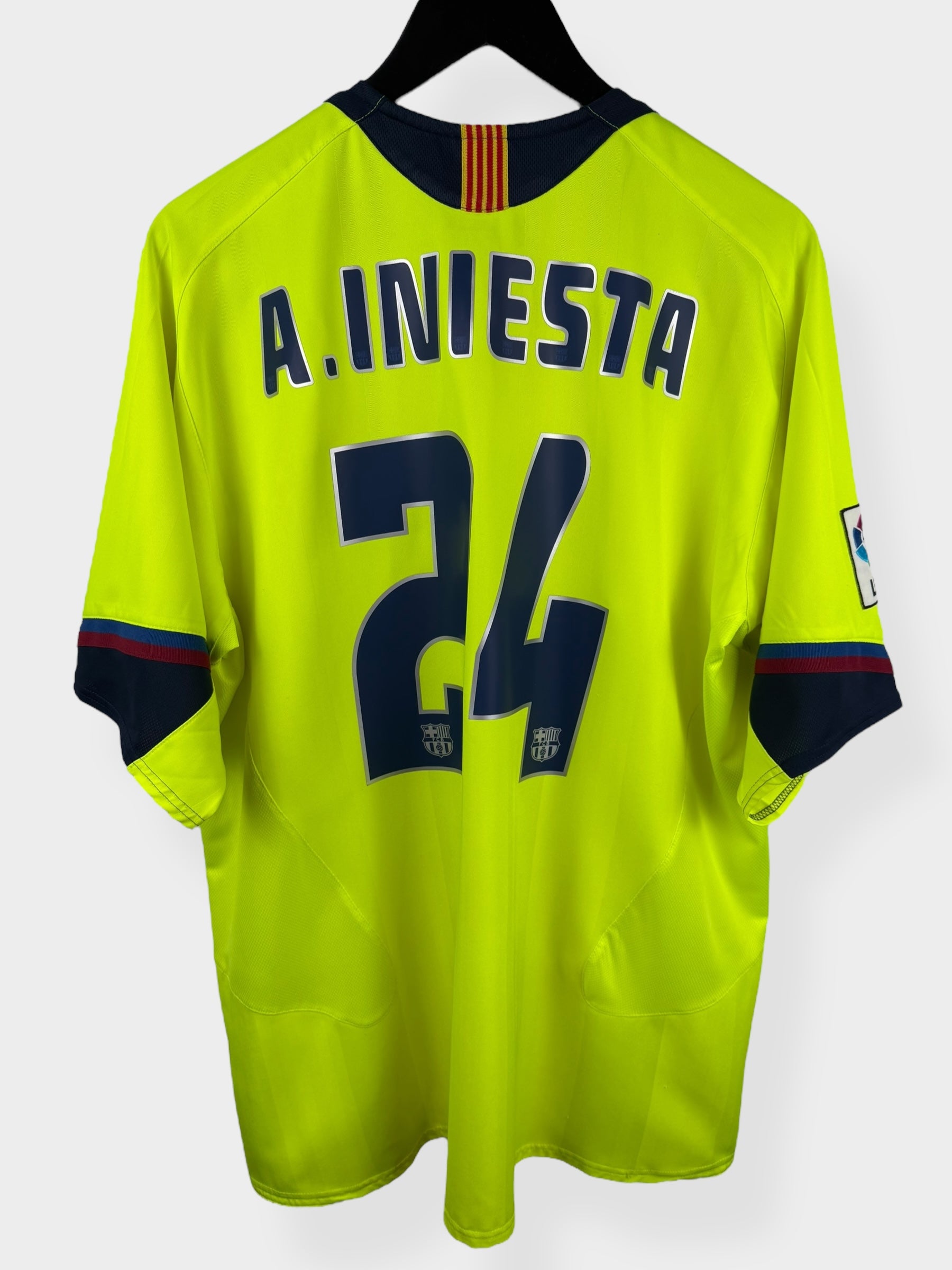 2005-06 BARCELONA UITSHIRT INIESTA #24 XL
