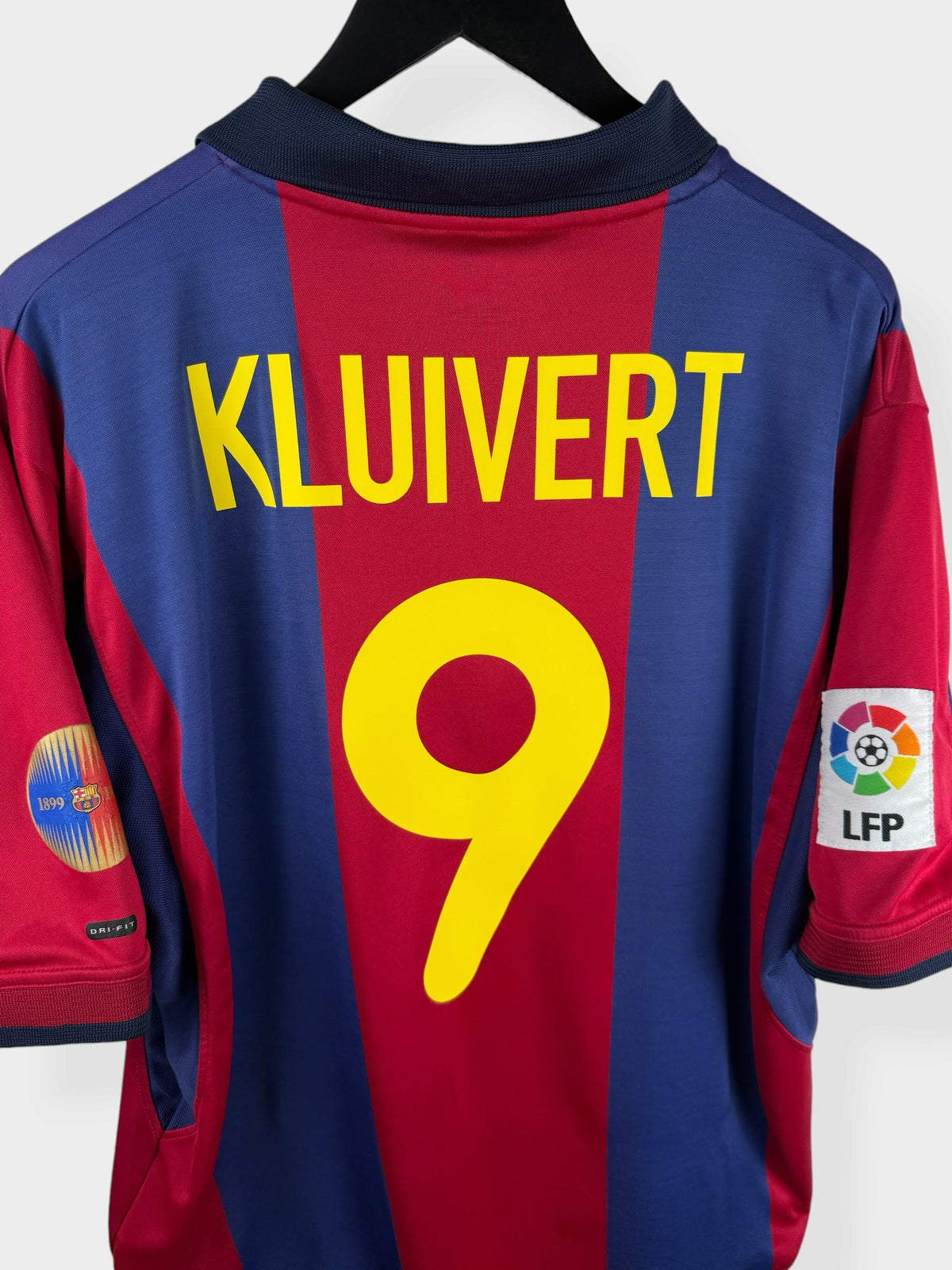 2000-01 BARCELONA HOME SHIRT KLUIVERT #9 XL - Authentic Football Club