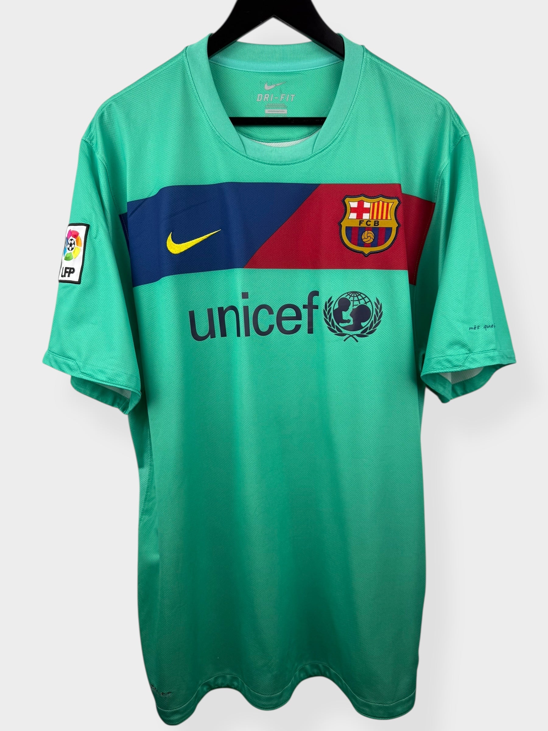 2010-11 BARCELONA AWAY SHIRT INIESTA #8 XXL