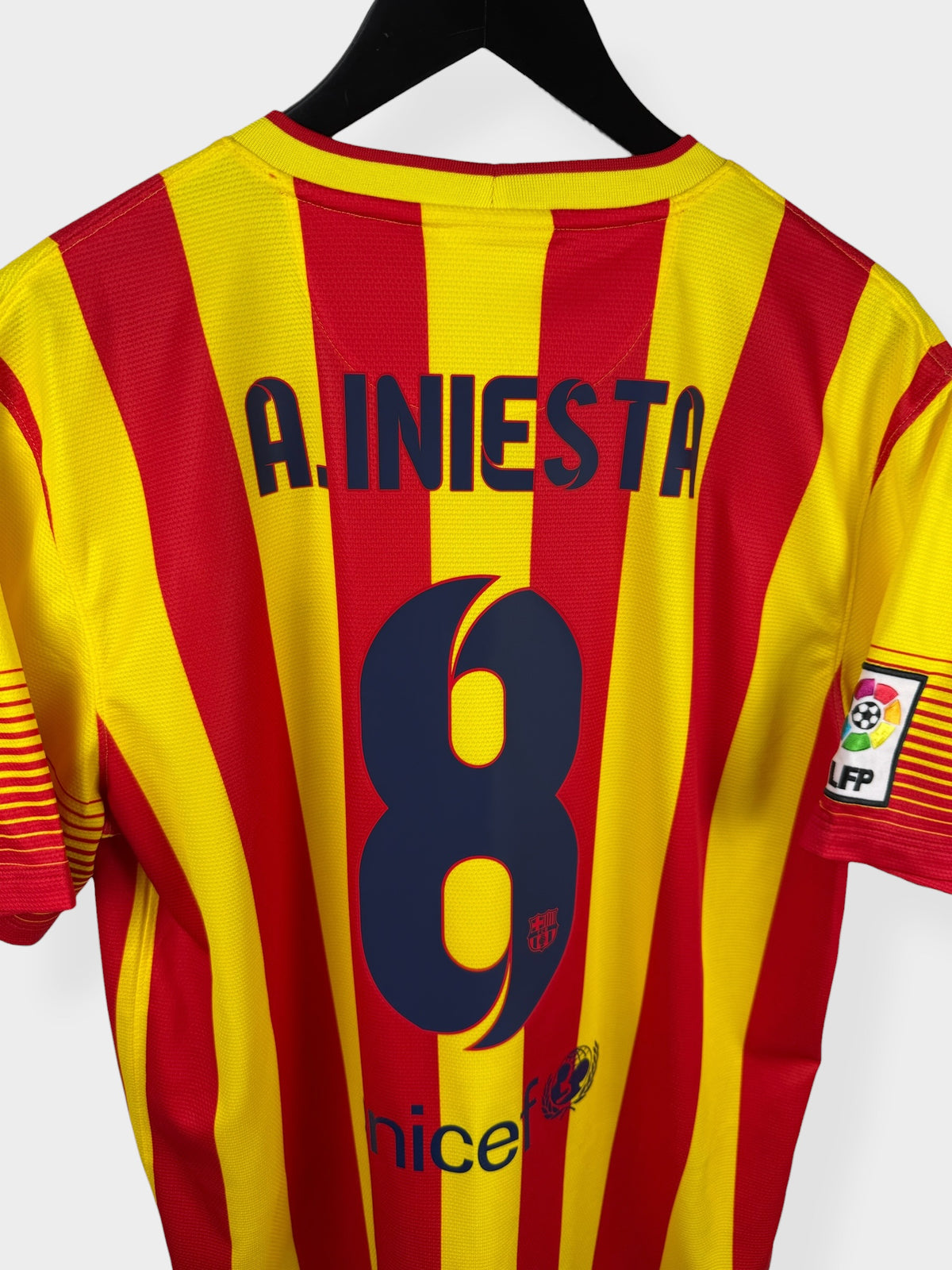 2013-14 BARCELONA AWAY SHIRT INIESTA #8 L