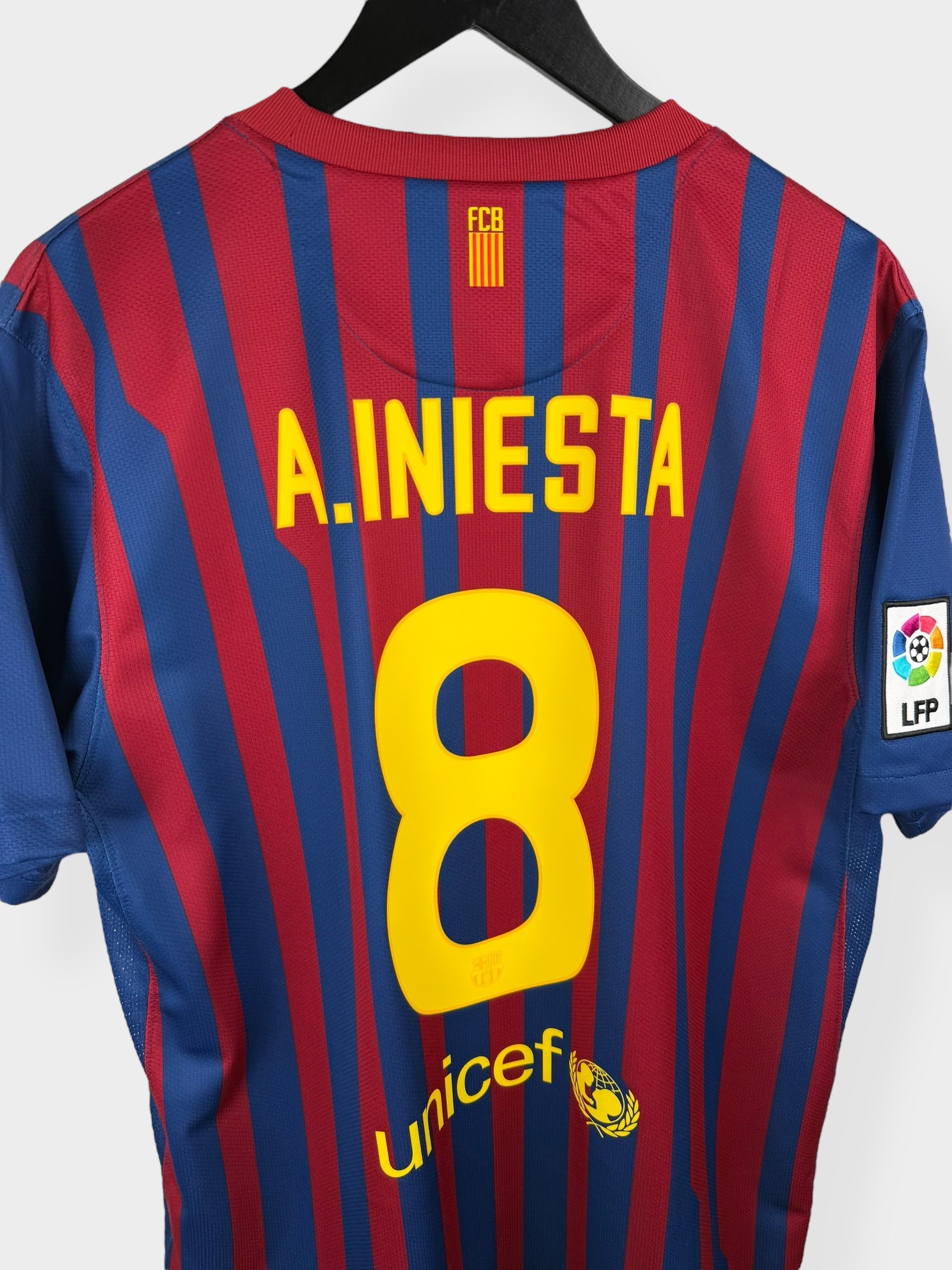 2011-12 BARCELONA THUISSHIRT INIESTA #8 L