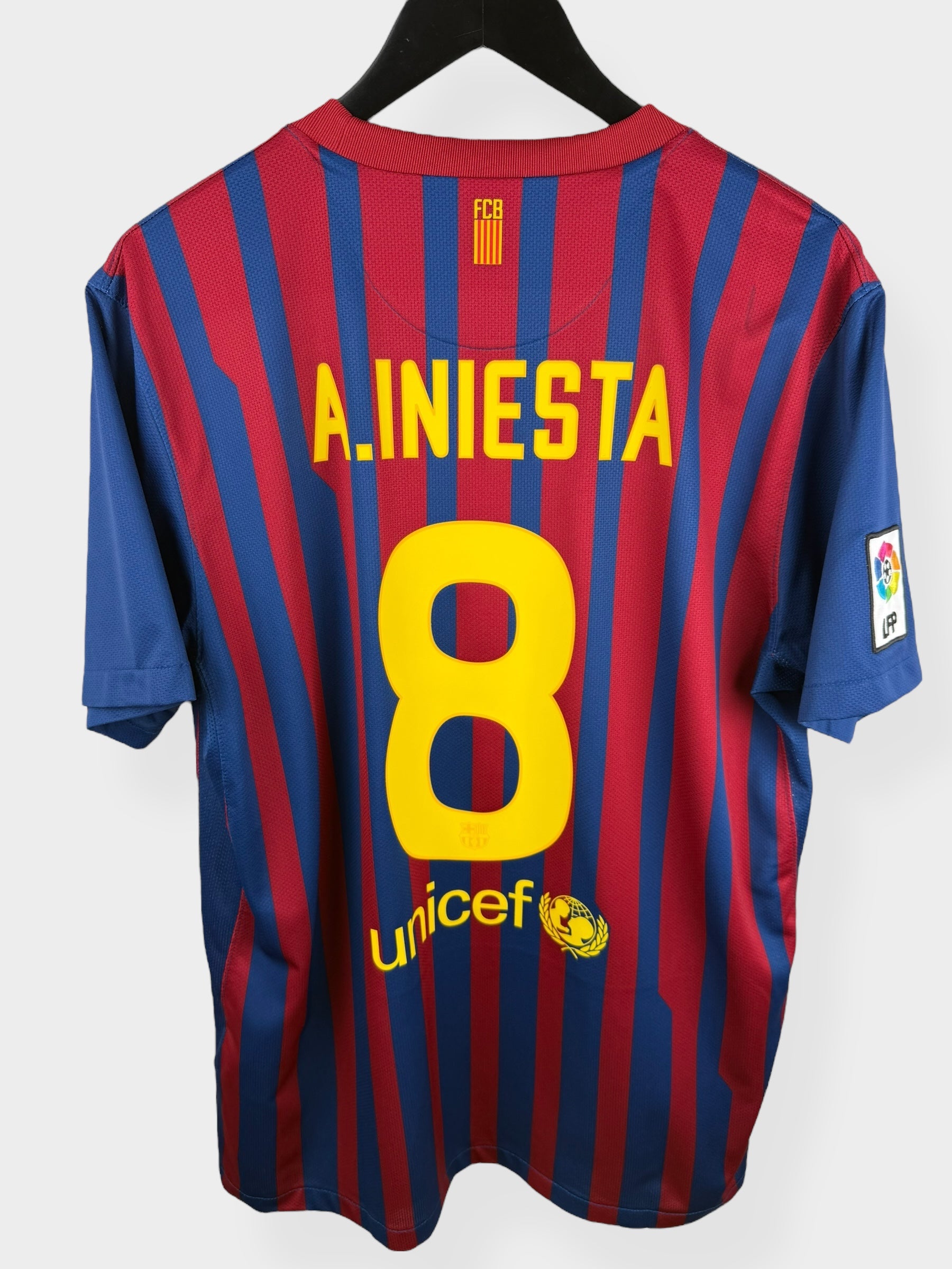 2011-12 BARCELONA THUISSHIRT INIESTA #8 L