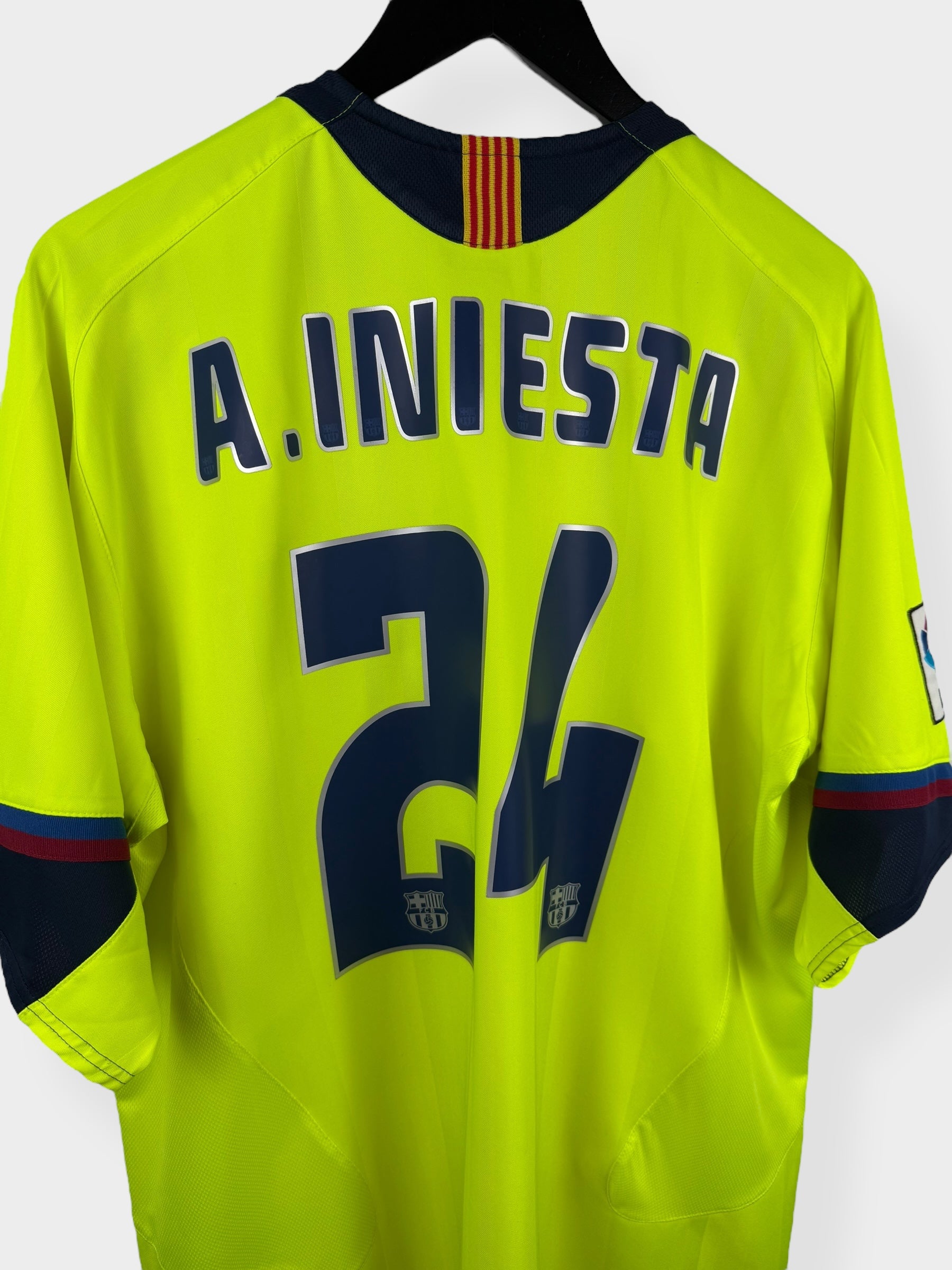 2005-06 BARCELONA UITSHIRT INIESTA #24 XL